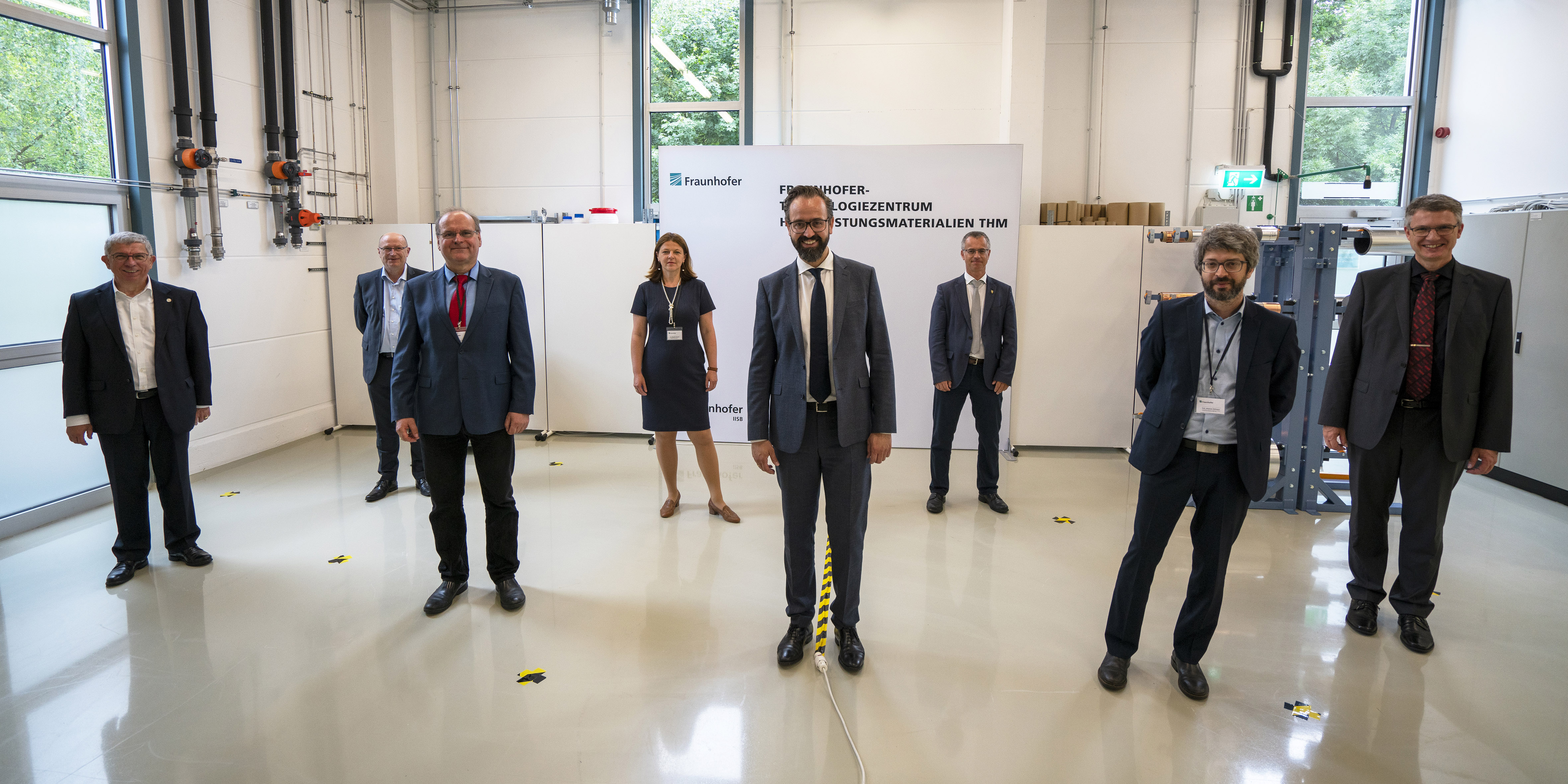 Pressefoto_FraunhoferTHM_Ministerbesuch-SebastianGemkow_copyright-FraunhoferIKTS