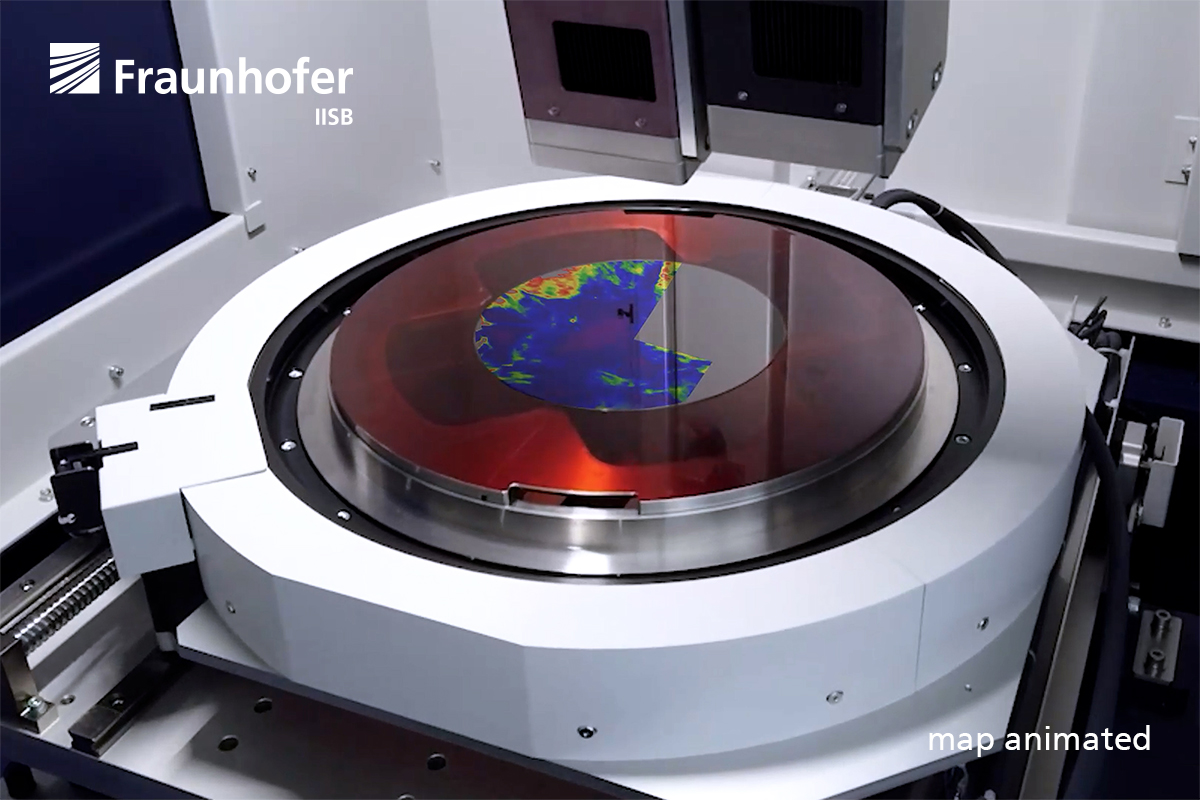 Blick in das Rigaku XRTmicron Röntgentopographiegerät mit animiertem Defectmapping zur Darstellung des zerstörungsfreien Messverfahrens auf der gesamten Waferoberfläche.