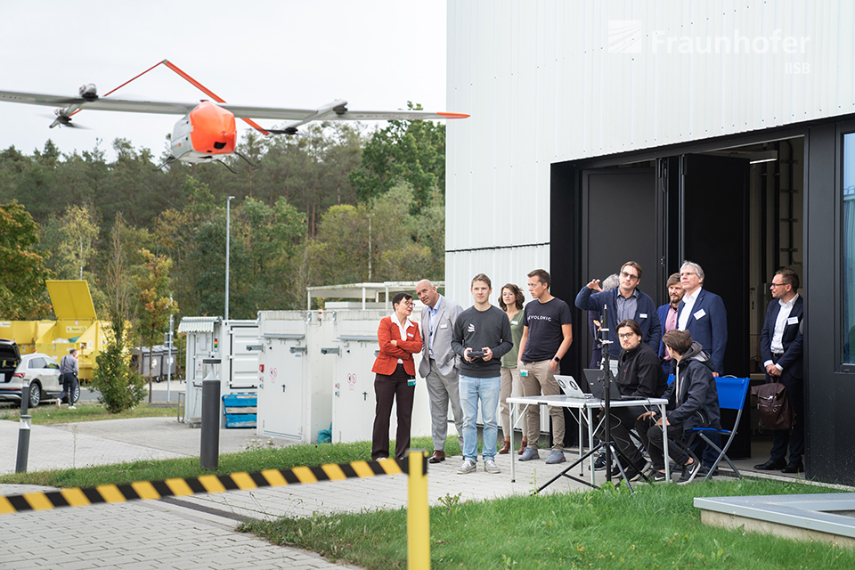 Die studentische Initiative &quot;Evolonic&quot;, angesiedelt am Fraunhofer IISB, führt Prof. Hanselka die selbst entwickelte Drohne zur Waldbranderkennung vor.