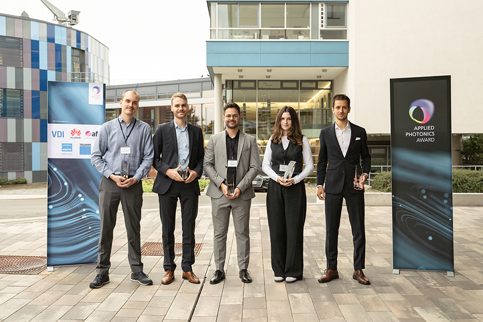 The winners of the Award with Prof. Kaysser-Pyzalla (left), Prof. Andreas Tünnermann (second row) and Dr. Katja Böhler (right).