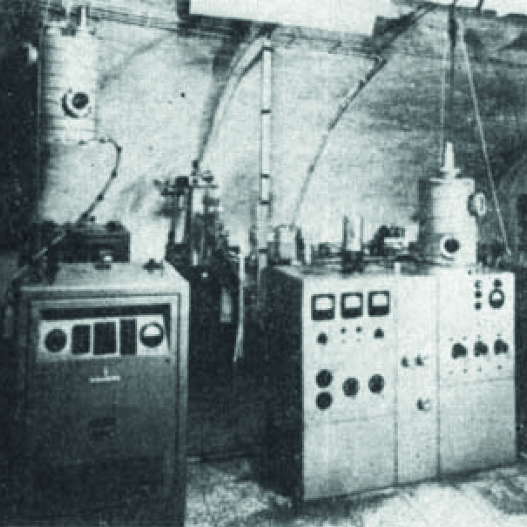 Foto der Kristallzieherei in Pretzfeld um 1955 mit Anlagen zur Einkristall-Herstellung durch das tiegelfreie Zonenziehen.