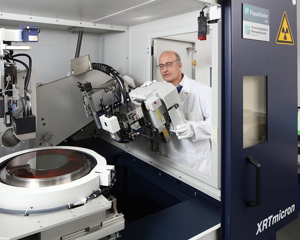 X-ray topography system of the company Rigaku, model XRTmicron.