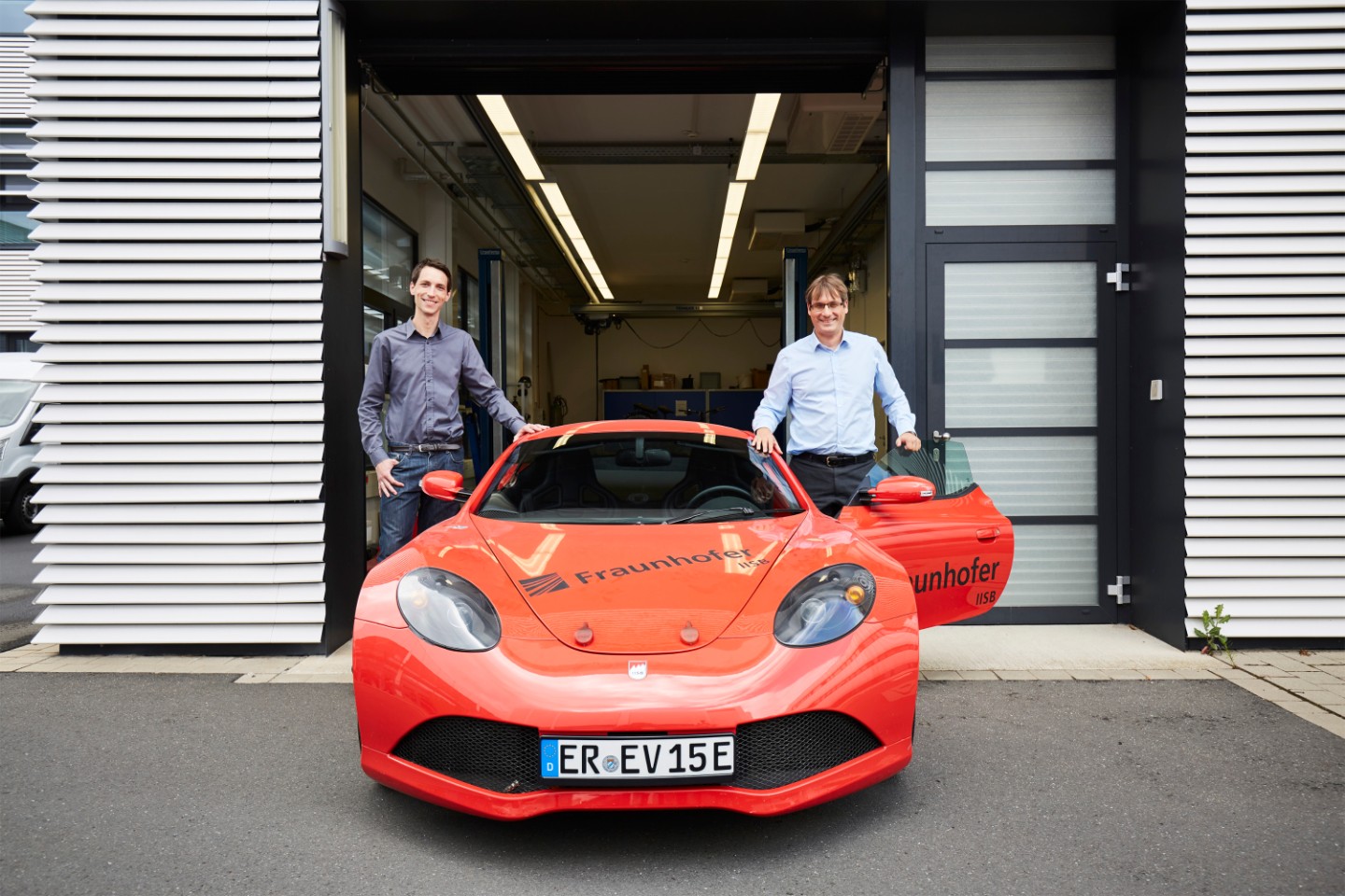 Pressefoto_FraunhoferIISB_JvF-Preis-2020_Elektroauto_copyright-Banczerowski-Fraunhofer