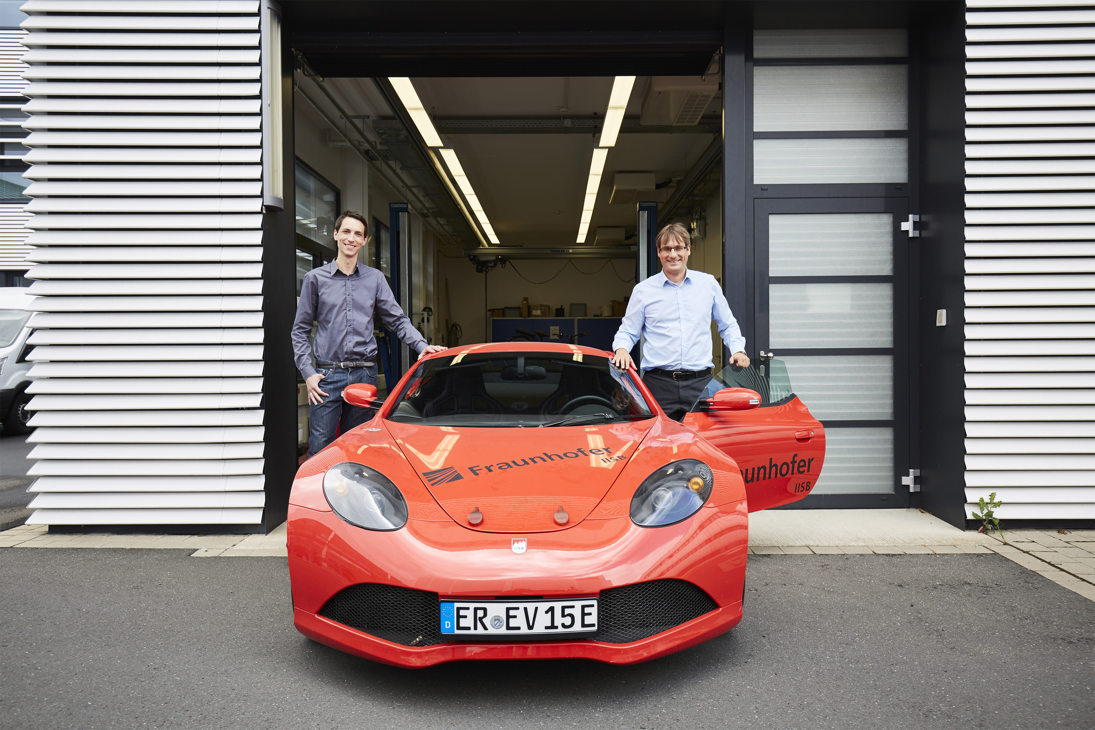 Pressefoto_FraunhoferIISB_JvF-Preis-2020_Elektroauto_copyright-Banczerowski-Fraunhofer