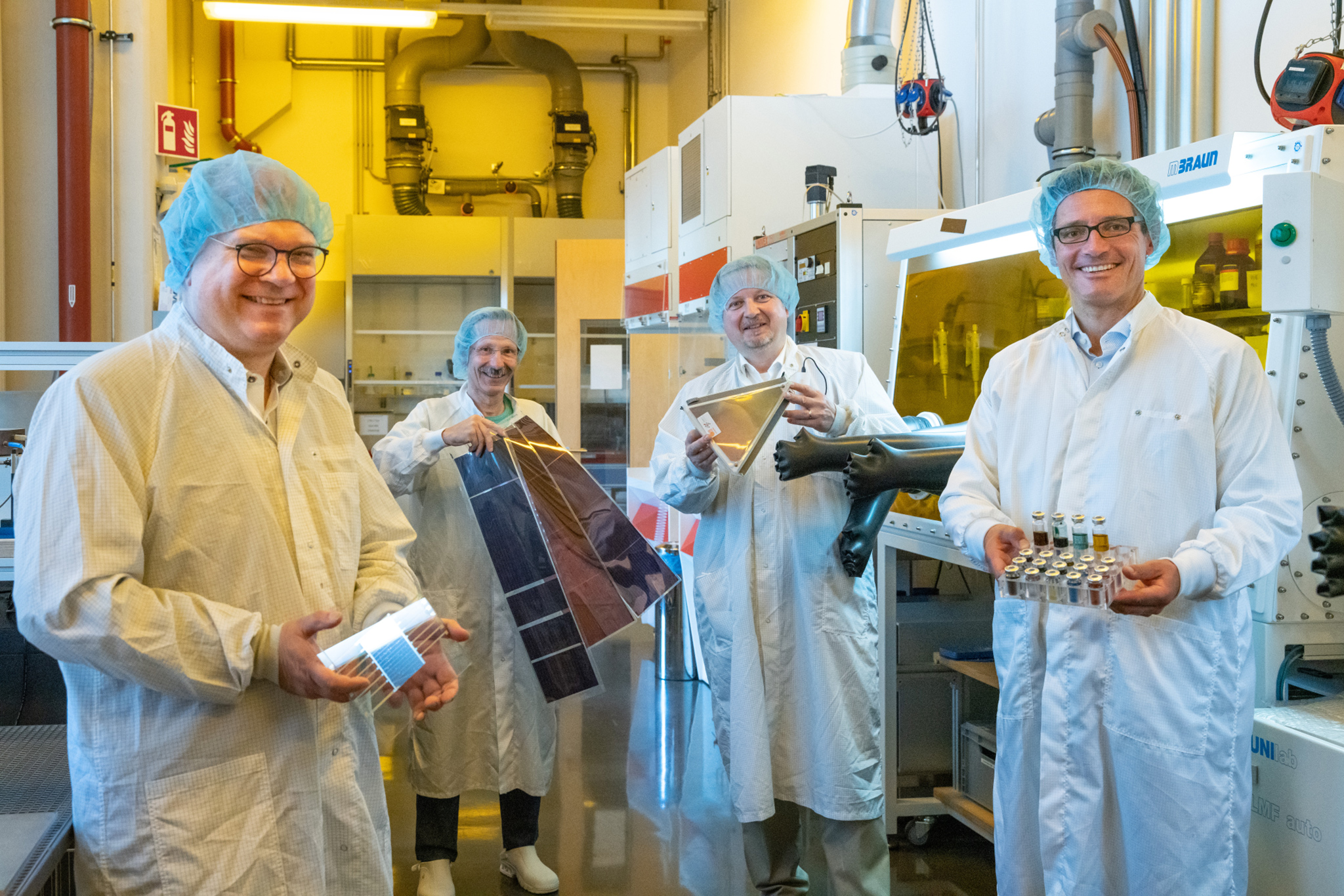 Wolfgang Mildner, Dr. Hans-Joachim Egelhaaf, Dr. Jens Hauch and Dr. Michael Fraas show some of the possibilities for hybrid applications (from left to right).