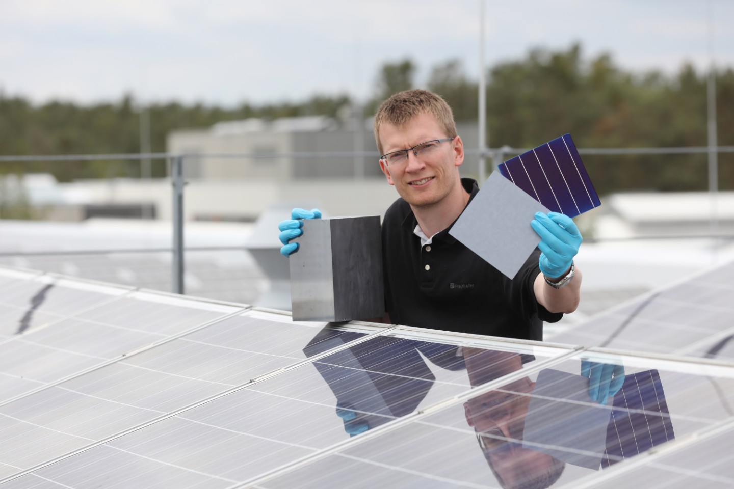 Herstellung von maßgeschneiderten Siliciumkristallen am Fraunhofer IISB für Degradationsuntersuchungen im Rahmen des ZORRO Vorhabens. Im Bild Dr. Matthias Trempa, ZORRO-Projektkoordinator und Projektleiter am Fraunhofer IISB. Herstellung von maßgeschneiderten Siliciumkristallen am Fraunhofer IISB für Degradationsuntersuchungen im Rahmen des ZORRO Vorhabens. Im Bild Dr. Matthias Trempa, ZORRO-Projektkoordinator und Projektleiter am Fraunhofer IISB.