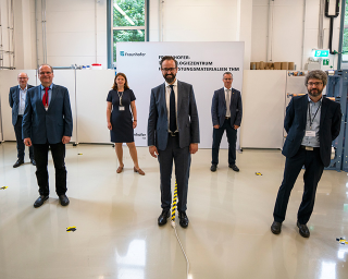Pressefoto_FraunhoferTHM_Ministerbesuch-SebastianGemkow_copyright-FraunhoferIKTS