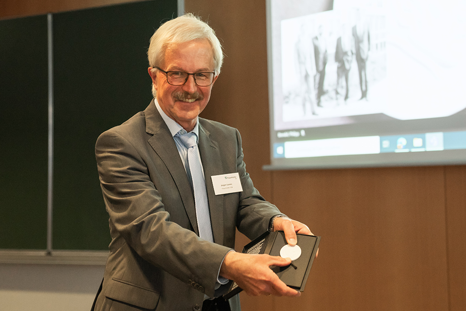 Dr. Jürgen Lorenz, Leiter der Abteilung &quot;Modellierung und künstliche Intelligenz&quot;, wurde der Fraunhofer-Taler verliehen.