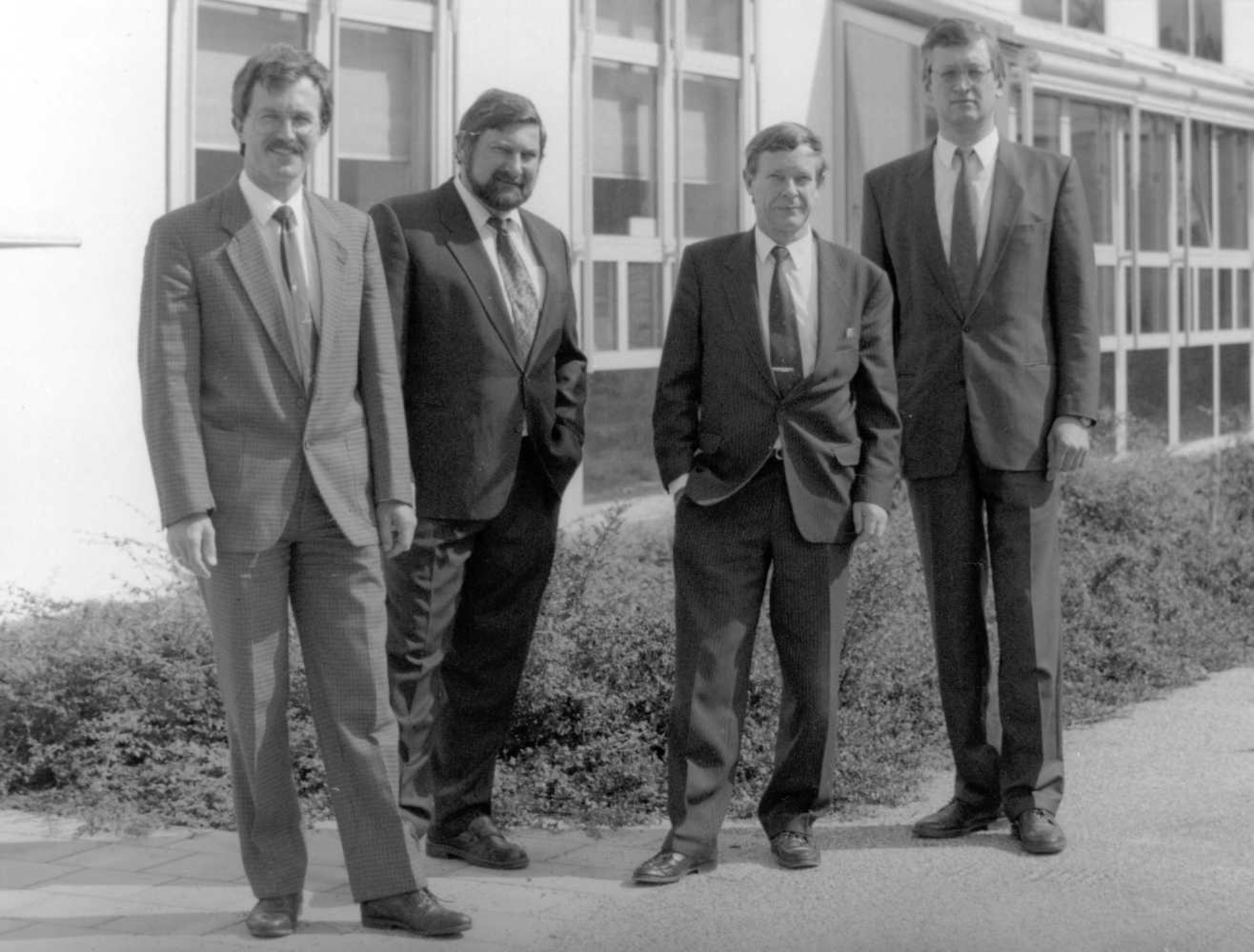 Instituts- und Abteilungsleiter des IISB 1993, von links: Jürgen Lorenz (Technologiesimulation), Lothar Pfitzner (Halbleiterfertigungsgeräte), Institutsleiter Heiner Ryssel, Edmund Burte (Technologie)