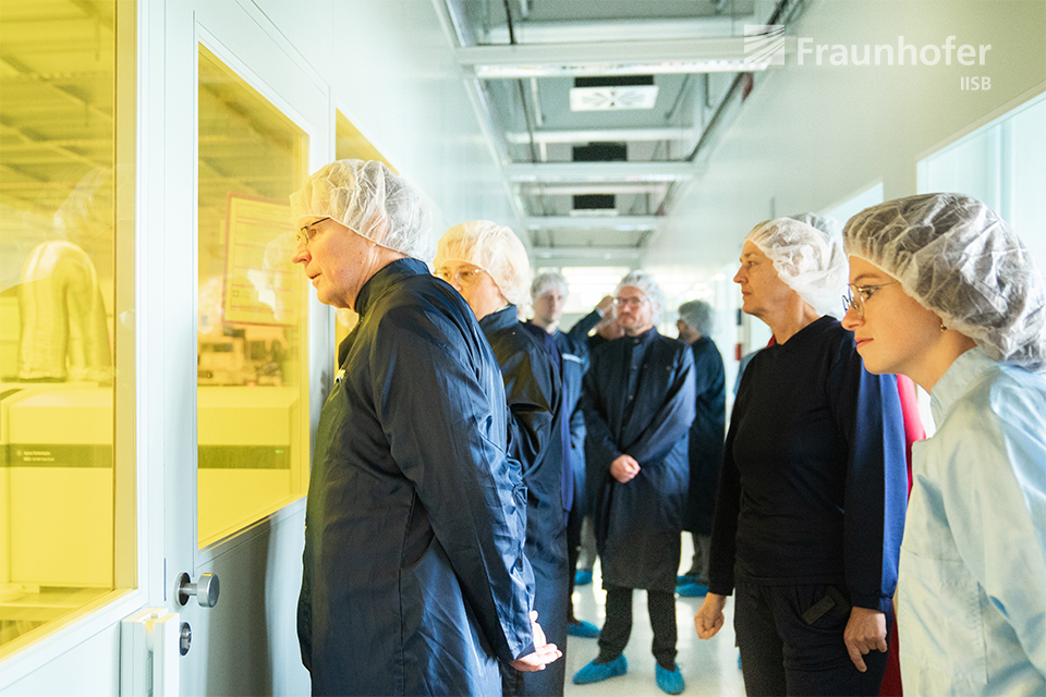 Prof. Hanselka bei der Besichtigung des Reinraumlabors, welches das Fraunhofer IISB und die FAU Erlangen-Nürnberg gemeinsam betreiben.