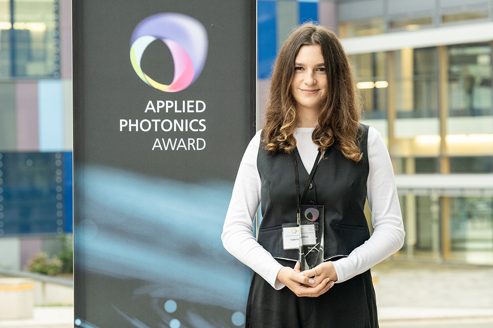 Valeriia Sedova with the Applied Photonics Award 2023 for the best master thesis