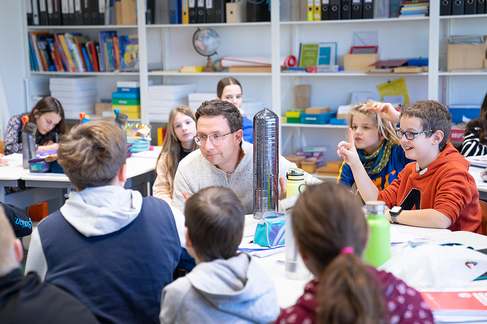 Dr. Christian Reimann, Leiter der Gruppe "Silizium und Spezialmaterialien" am Fraunhofer IISB in Erlangen, bringt den Kindern bei der MINT-Projektwoche "Kristalle" an der Montessori Schule Herzogenaurach die Welt der technischen Kristalle und Halbleiter näher.